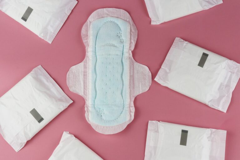 Distribuição gratuita de absorventes é aprovada por Comissão 