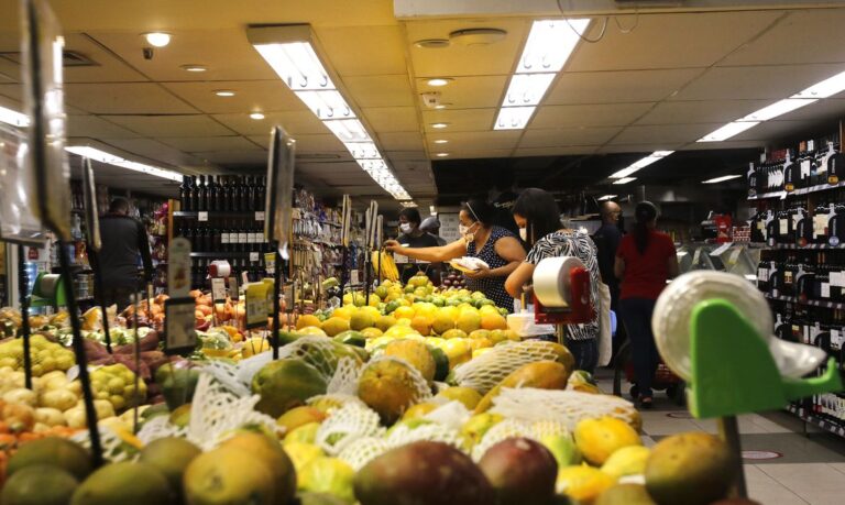 Prejuízo do comércio com feriados será menor em 2022, diz CNC