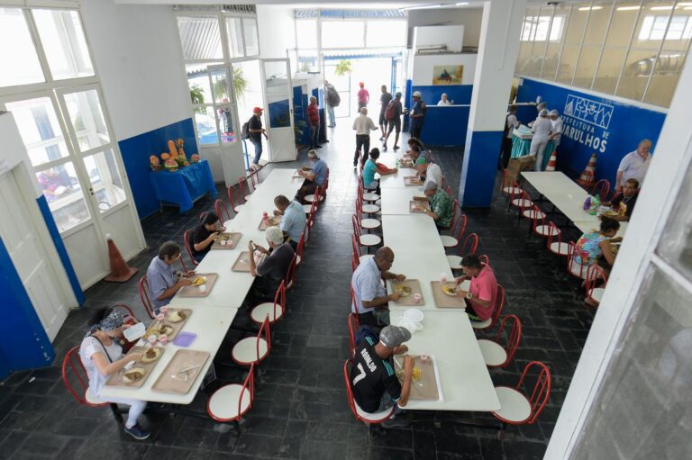 Restaurantes populares terão cardápio especial de Natal nesta quinta-feira