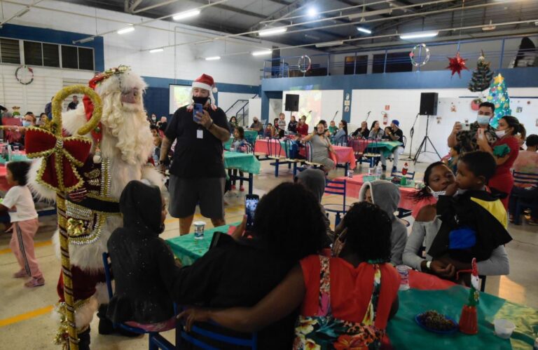 Assistidos pelos Cras participam de ceia de Natal no Restaurante Popular do Taboão