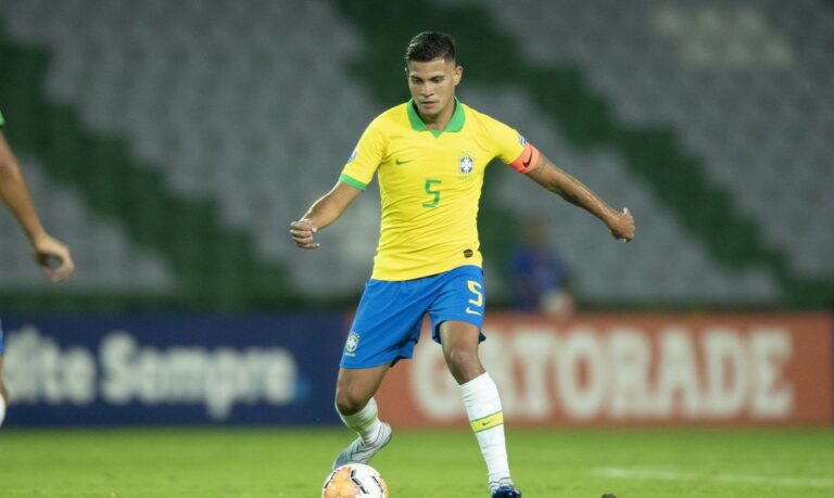 Newcastle contrata o meio-campista brasileiro Bruno Guimarães