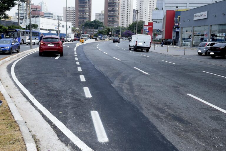 Avenidas têm velocidade máxima reduzida para 50 km/h em caráter experimental nesta semana