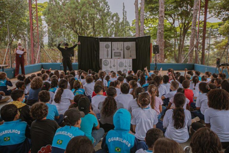 Cia. BuZum! leva espetáculo aos estudantes da rede municipal de Guarulhos