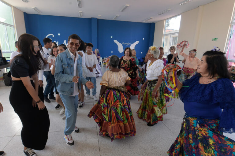 Baile de inverno reúne 50 jovens e idosos no Cras Presidente Dutra