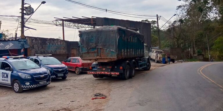 Prefeitura apreende caminhão por transporte irregular de recicláveis