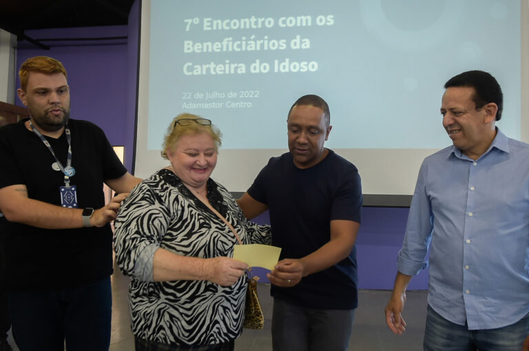 Prefeitura entrega 450 Carteiras do Idoso em evento no Adamastor