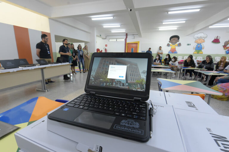 Prefeitura entrega 17 mil netbooks para uso dos professores e gestores da rede municipal de ensino