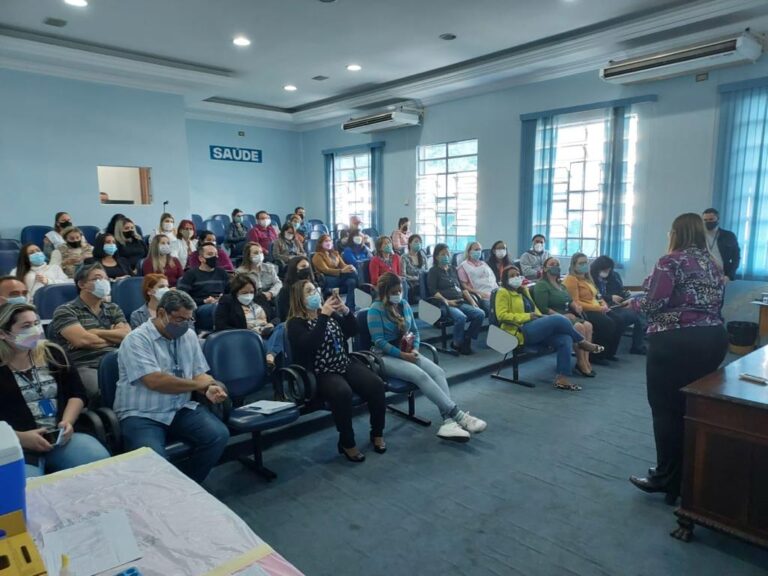 Prefeitura orienta profissionais de beleza estética sobre hepatites e outras doenças