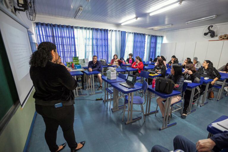 Escolas municipais discutem aprendizagens e planejam o 2º semestre letivo