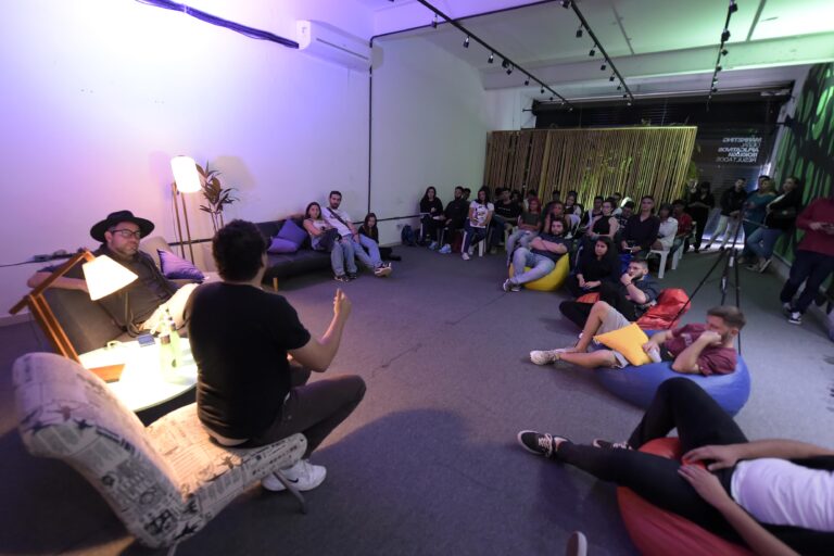 Alunos do programa Jovem Trabalhador participam de workshop de marketing