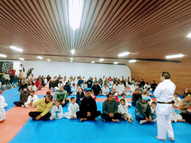 Alunos de caratê do CEU Pimentas participam de aula especial em homenagem aos pais