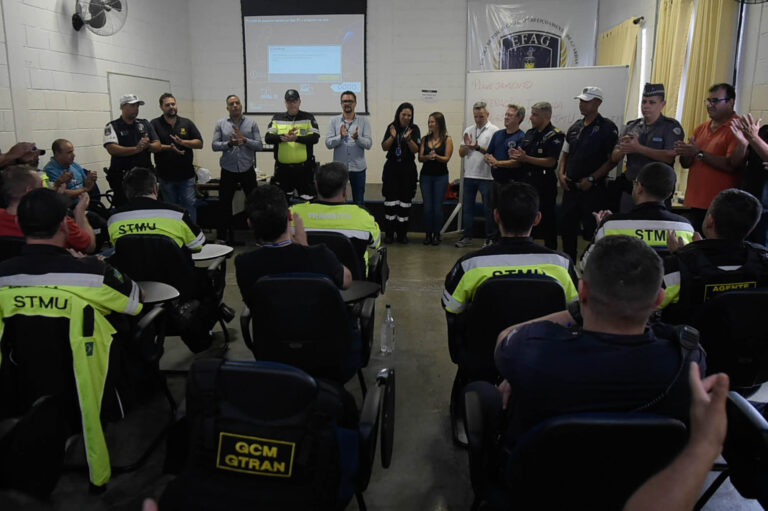 Turma de agentes de transportes e trânsito conclui formação sobre legislação de trânsito