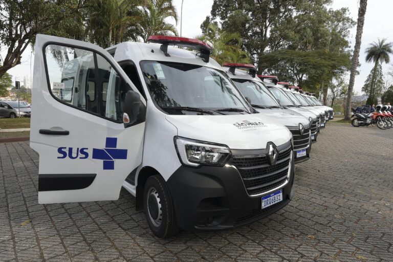 Prefeitura entrega oito ambulâncias de simples remoção e quatro motolâncias