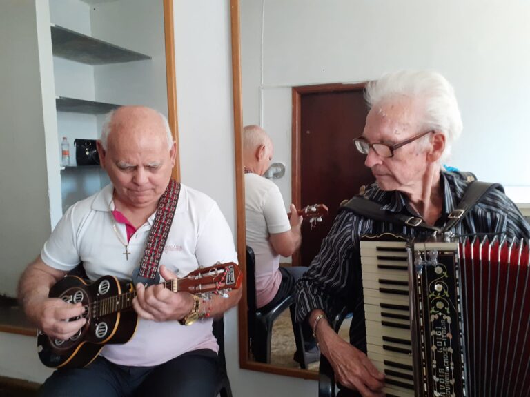 Encontro de música sertaneja na Vila Galvão presta homenagem ao músico Zé do Fole