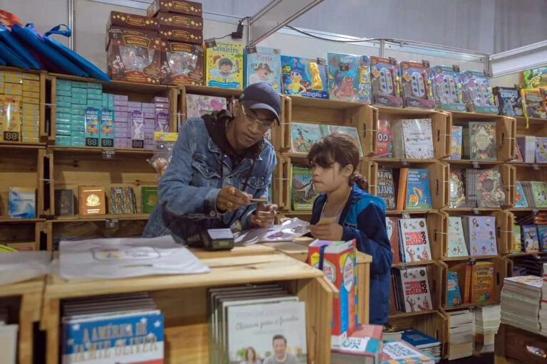 Bienal do Livro de Guarulhos segue até domingo com programação gratuita no Internacional Eventos