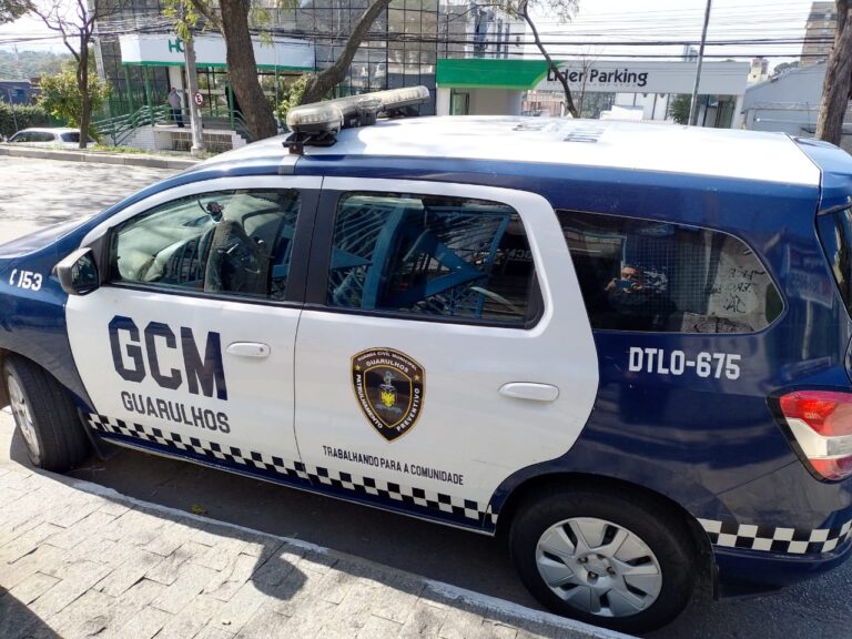 GCM prende dois homens por roubo de celular em comércio no Jardim Vila Galvão