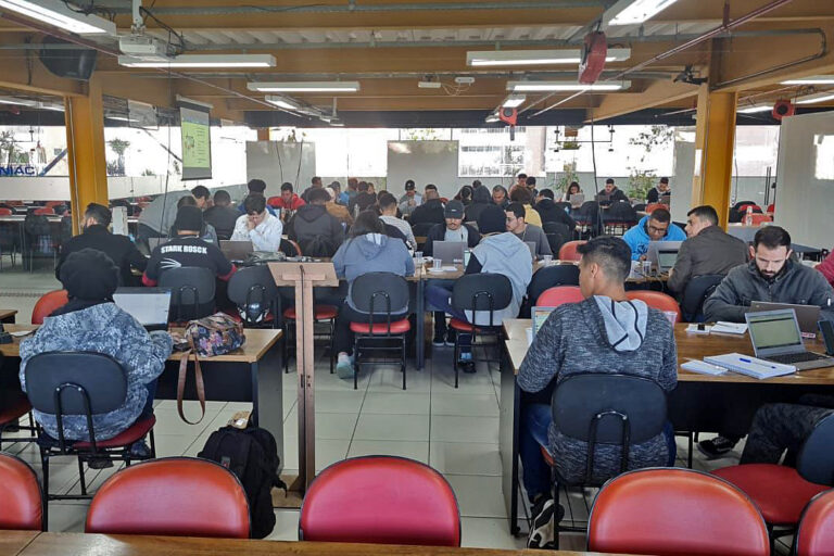 Programa do ENIAC conecta ex-alunos à instituição  com troca de experiências e benefícios