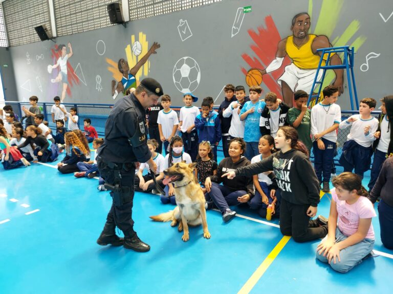 GCM desenvolve atividades educativas com cão policial em escolas municipais
