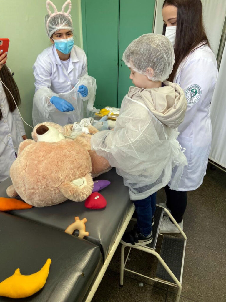 Hospital do Ursinho leva atividades lúdicas para crianças à UBS Alvorada neste sábado
