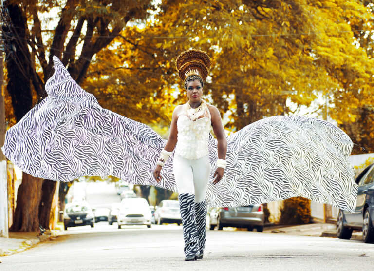 Céllia Nascimento faz show gratuito em comemoração ao Dia do Samba no Teatro Padre Bento