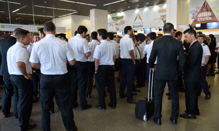 Geral Aeronautas aprovam proposta de empresas e encerram greve