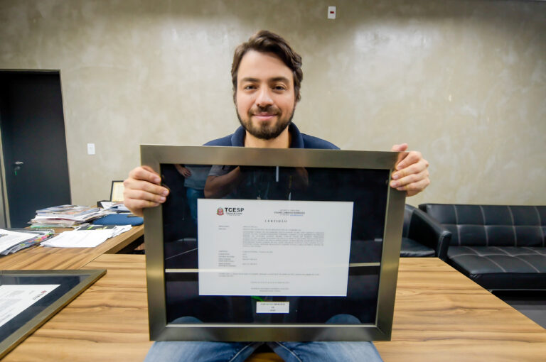 Prefeito de Guarulhos recebe certificado do TCE que confirma aprovação das contas de 2020