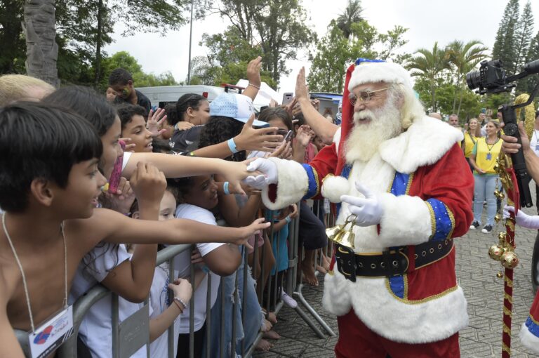 Natal Solidário leva 2,3 mil crianças ao Paço Municipal em tarde de alegria