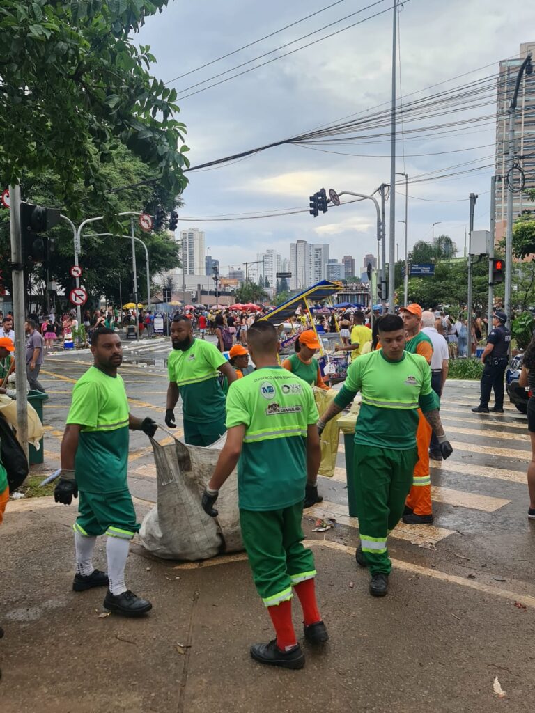Prefeitura recolhe 1,6 tonelada de recicláveis após passagem de bloco carnavalesco no fim de semana