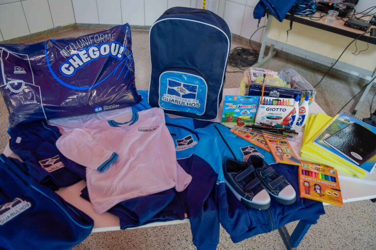 Prefeitura inicia a entrega de uniformes e material escolar para os 121 mil alunos da rede