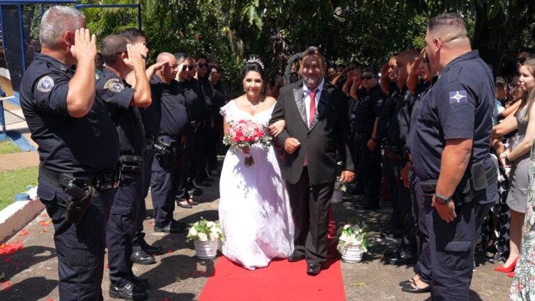 Liberdade para viver e amar: assistida pela Patrulha Maria da Penha recebe honrarias da GCM em seu casamento