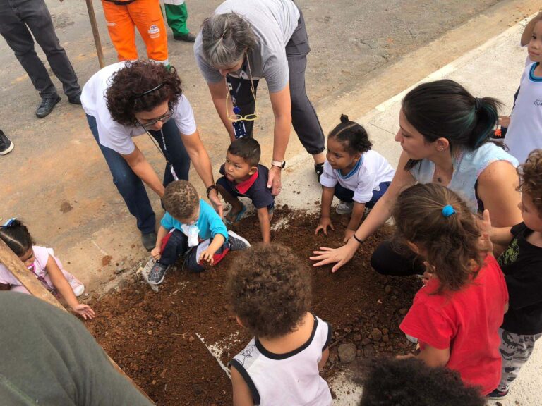 Escola da Prefeitura no Parque Cecap ganha mudas de árvores nativas da Mata Atlântica
