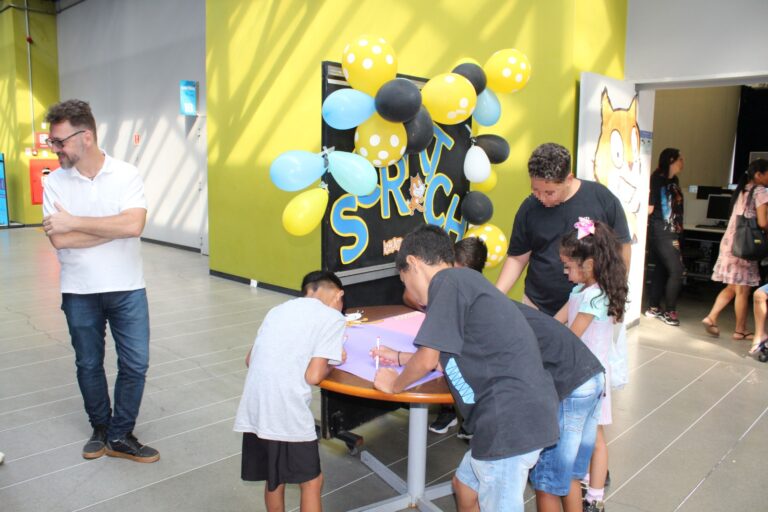 Jovens participam de oficina de criação de games no Experimenta 2023