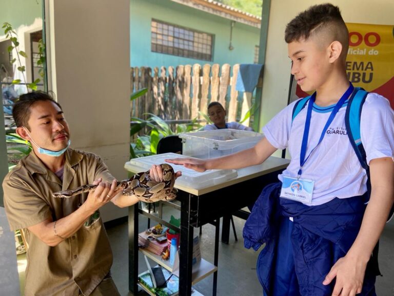 Alunos surdos de classes bilíngues da Prefeitura visitam o Zoo de Guarulhos
