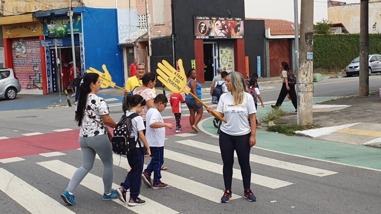 Educadores de trânsito realizam atividade do Maio Amarelo em frente a escola