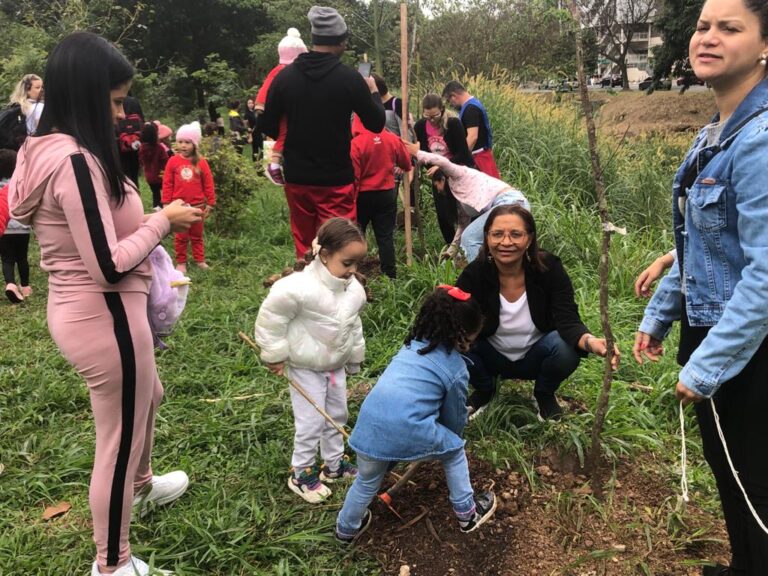 Mães e filhos plantam árvores nativas da Mata Atlântica no Jardim Flor da Montanha