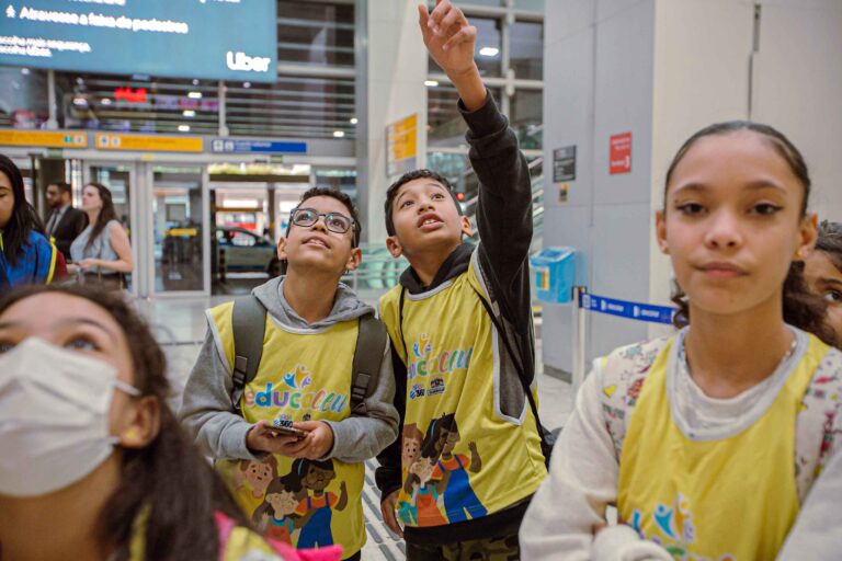 Alunos do curso de inglês do CEU Bonsucesso têm aula especial no aeroporto