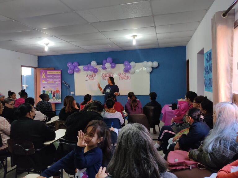 Roda de conversa no Cras Santos Dumont debate violência contra a pessoa idosa