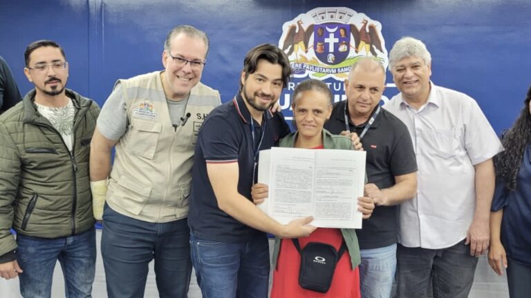 Prefeitura de Guarulhos entrega títulos de propriedade a 138 famílias de dois conjuntos habitacionais