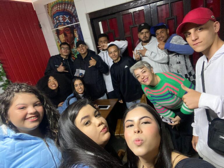 Professora e ex-alunos escrevem cartas para o futuro e se reencontram 10 anos depois