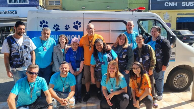 Cão idoso e cego é adotado em evento promovido pela Prefeitura na Vila Paraíso