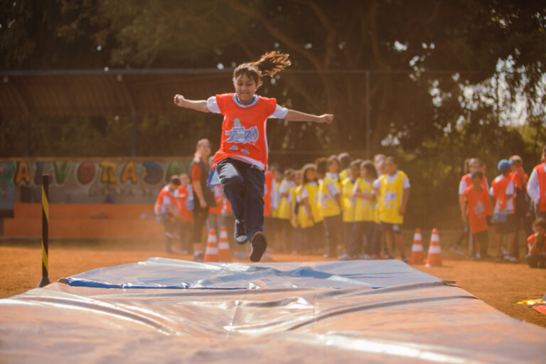 Disputas do atletismo animam os alunos da rede municipal que participam dos Jogos Escolares