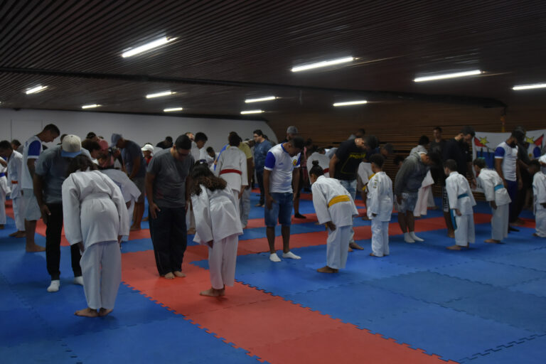 CEU Pimentas é palco de aula especial de caratê em homenagem aos pais