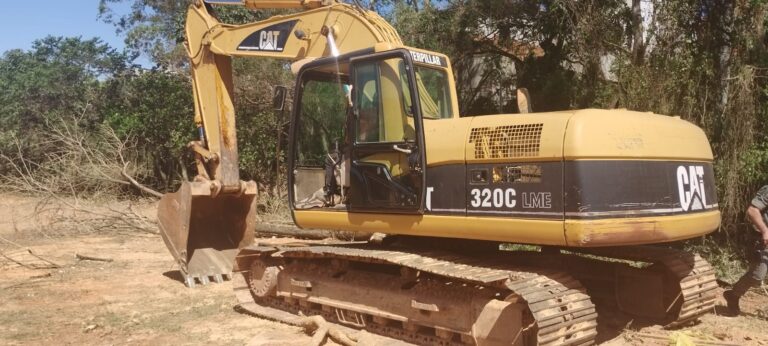 GCM prende dois homens por crime ambiental e apreende retroescavadeira na Vila Sítio dos Morros