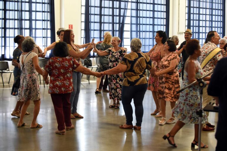 Baile de primavera para a terceira idade reúne 300 pessoas no Adamastor