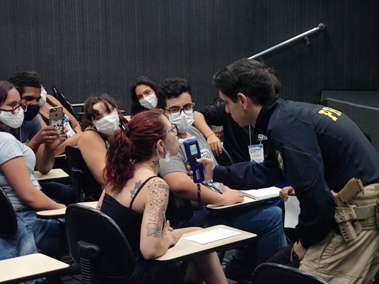 Perigos de misturar álcool e direção é tema de debate com jovens estudantes
