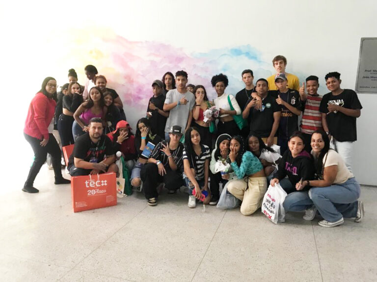 Adolescentes atendidos por programa social da Prefeitura visitam a Feira do Estudante