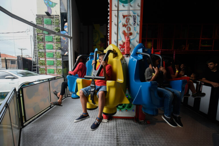 Crianças em situação de vulnerabilidade vivem dia de festa em espaço infantil