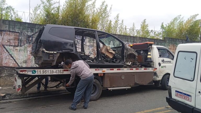 GCM remove nove carros abandonados em vias públicas no Água Chata