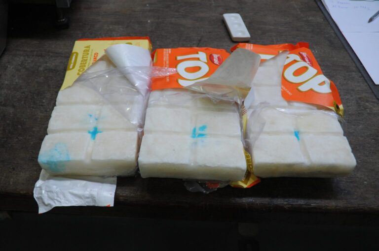 Homem é preso com mais de 10 kg de cocaína dentro de barras de chocolate em Cumbica