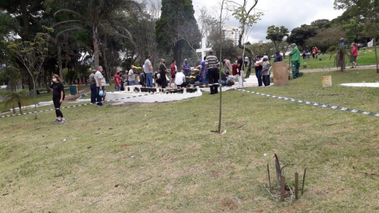 Cemitérios municipais recebem celebrações religiosas no Dia de Finados